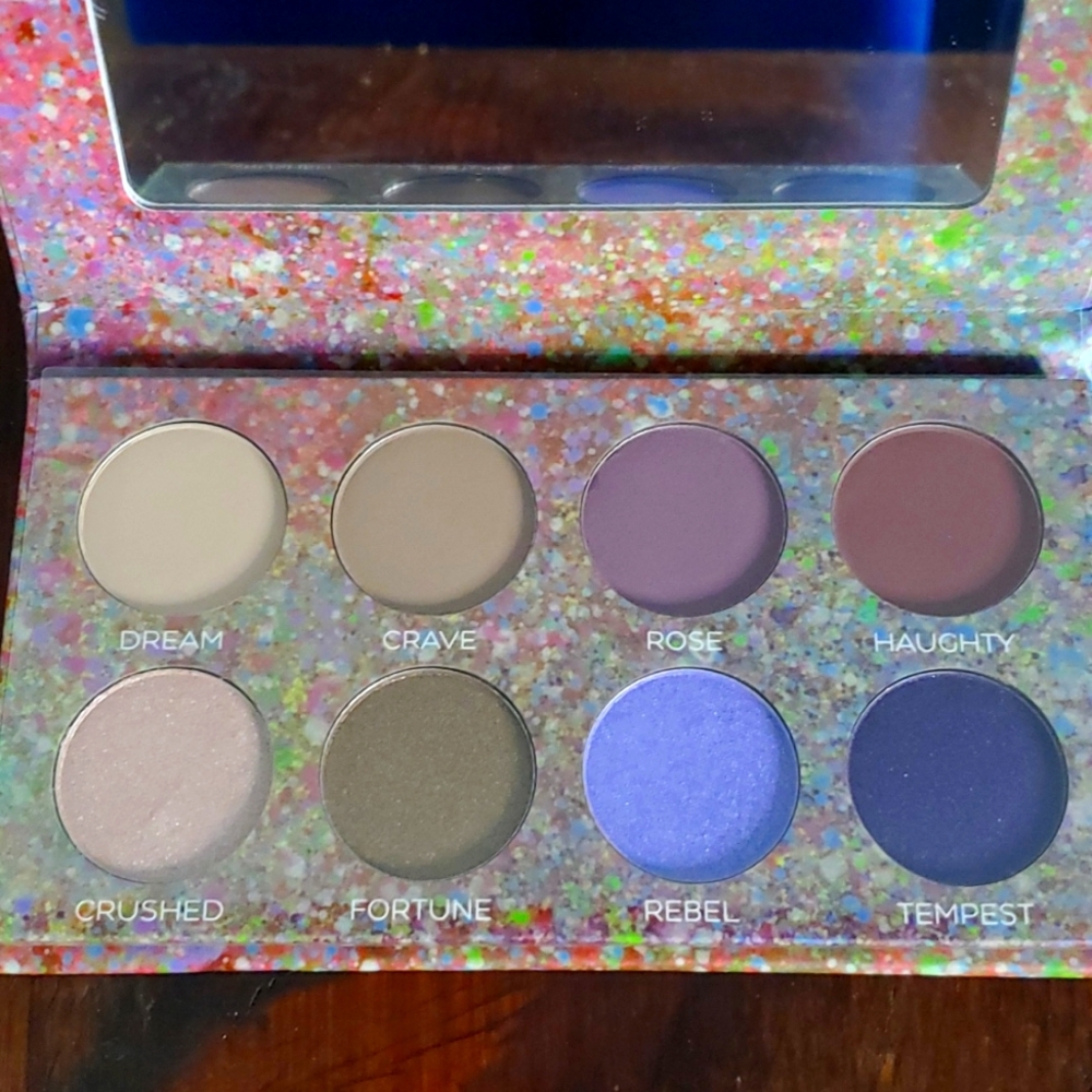 Brand New!! Unused gorgeous 8 color pallet. Violets